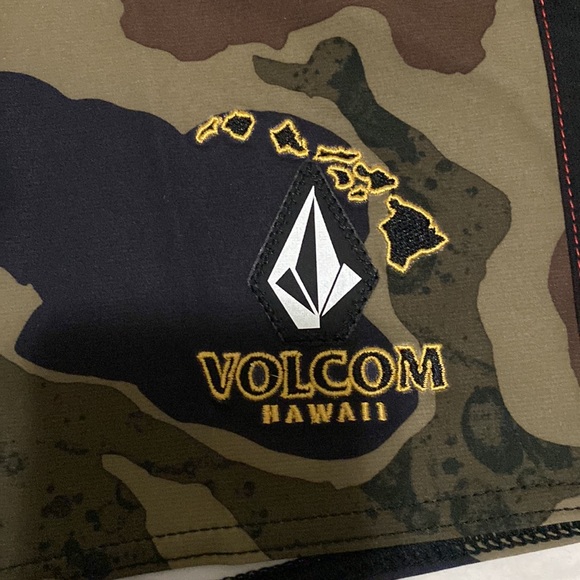 Volcom Men Shorts - Picture 2 of 7